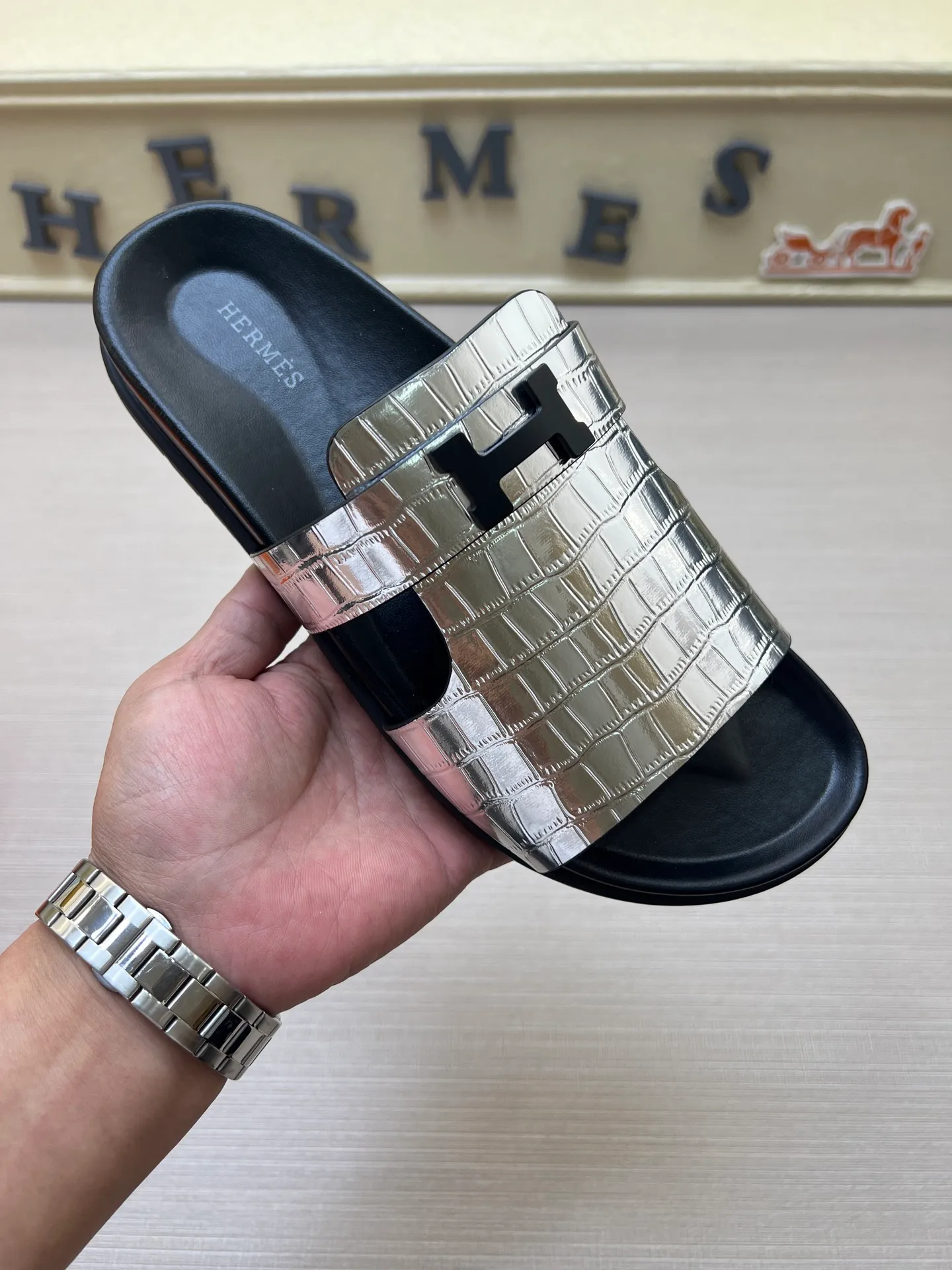 [H Family Hermès] P: 360💰 Size: 38-45 Hermes Men’s Kazimir Slippers - 2025 Summer New Hermès Same as the original version, with colored cowhide surface + rubber combined sole, handmade by master-level craftsmen! ❥High-end customization, exclusive products, the highest version in the industry.